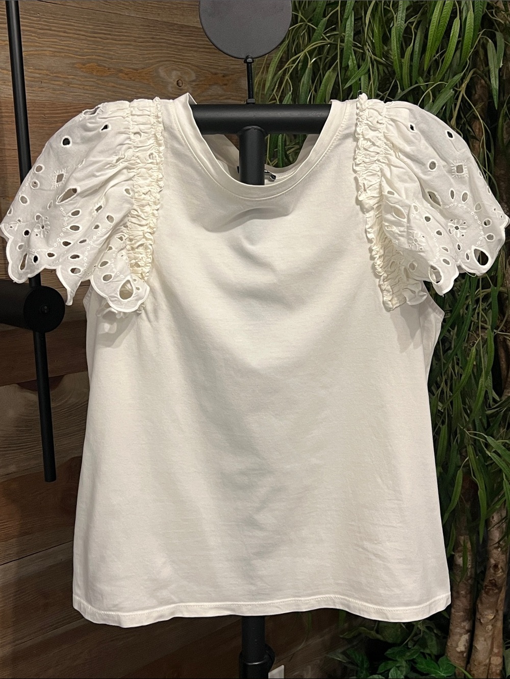 Express cream/ivory knit top with eyelet ruffle short sleeves. L